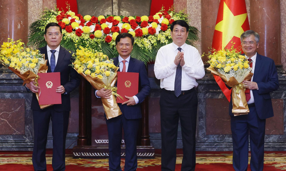 Chủ tịch nước Lương Cường trao quyết định bổ nhiệm 3 Phó Chủ nhiệm Văn phòng Chủ tịch nước